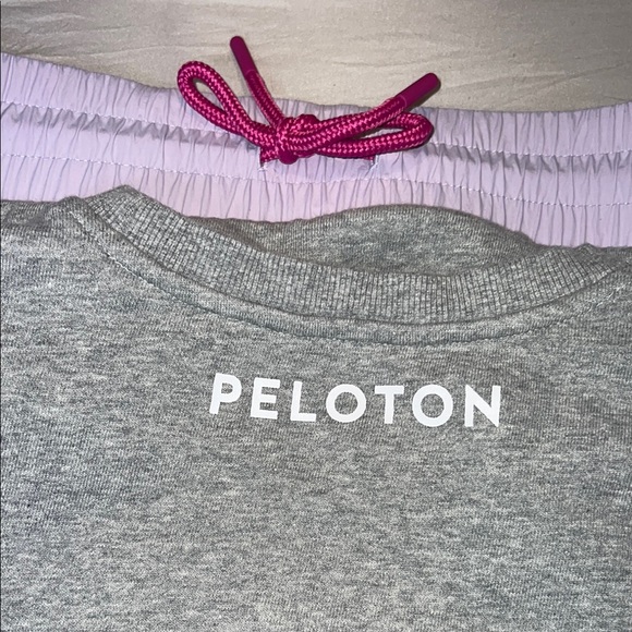 Peloton Sweatshirt Womens M Gray Pink White Active Windbreaker Chic
Pullover Top - Picture 9 of 9